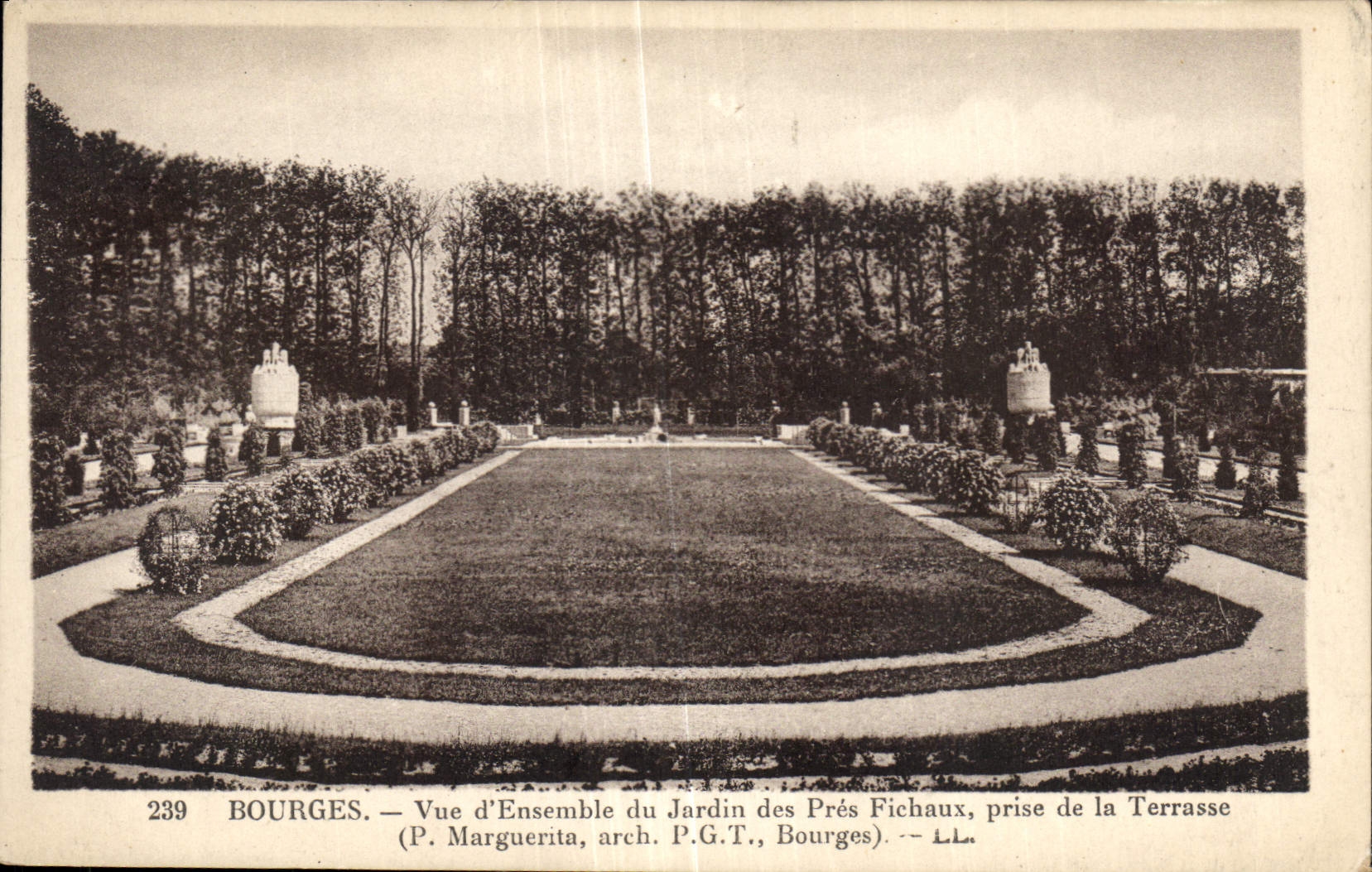 Bourges — Vue d'ensemble du Jardin des Prés Fichaux, prise de la Terrasse — P. Marguerita, arch. P.G.T., Bourges