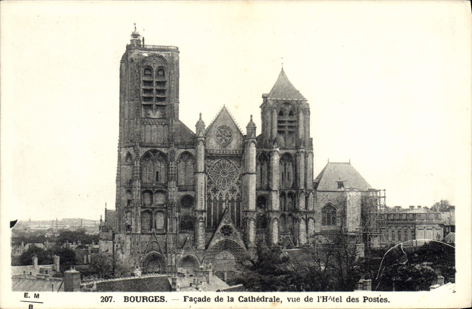 CPA Bourges Facade de la Cathedrale vue de l'Hotel des Postes 