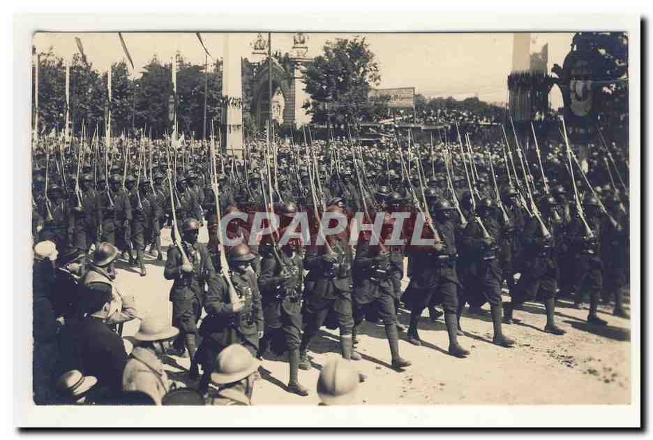 les fetes de la victoire 14 juillet 1919 Defile des Troupes Noires Fusils Foule Animation CPA