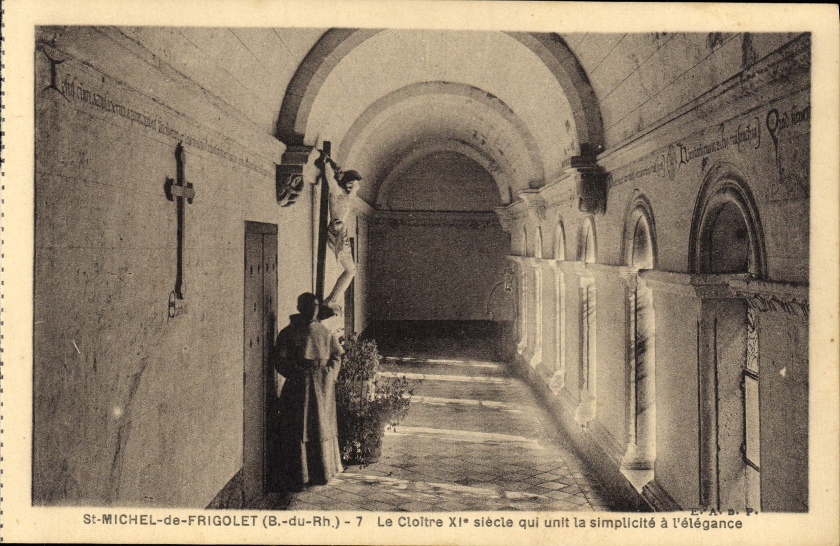 St-MICHEL-de-FRIGOLET (B.-du-Rh.) — Le Cloître XIe siècle qui unit la simplicité à l'élégance — E.A. D.P.