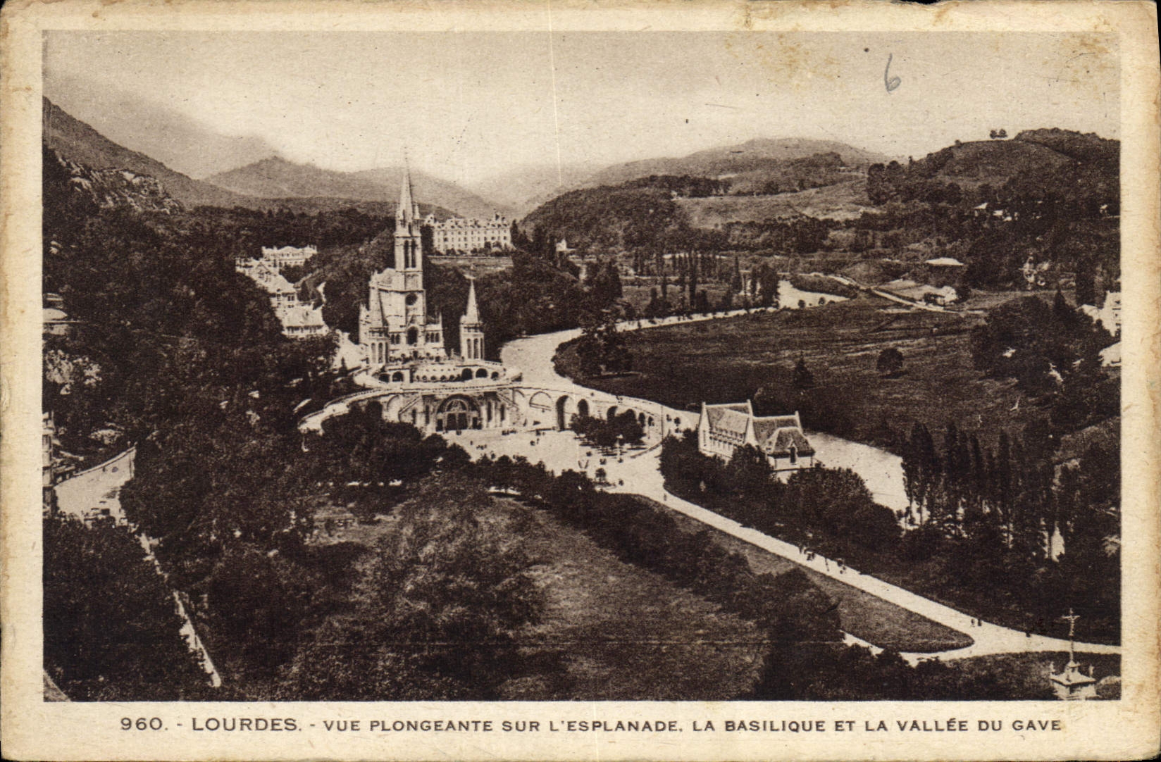 CPA Lourdes vue Plongeante sur l'esplanade la Basilique et la vallee du Gave 