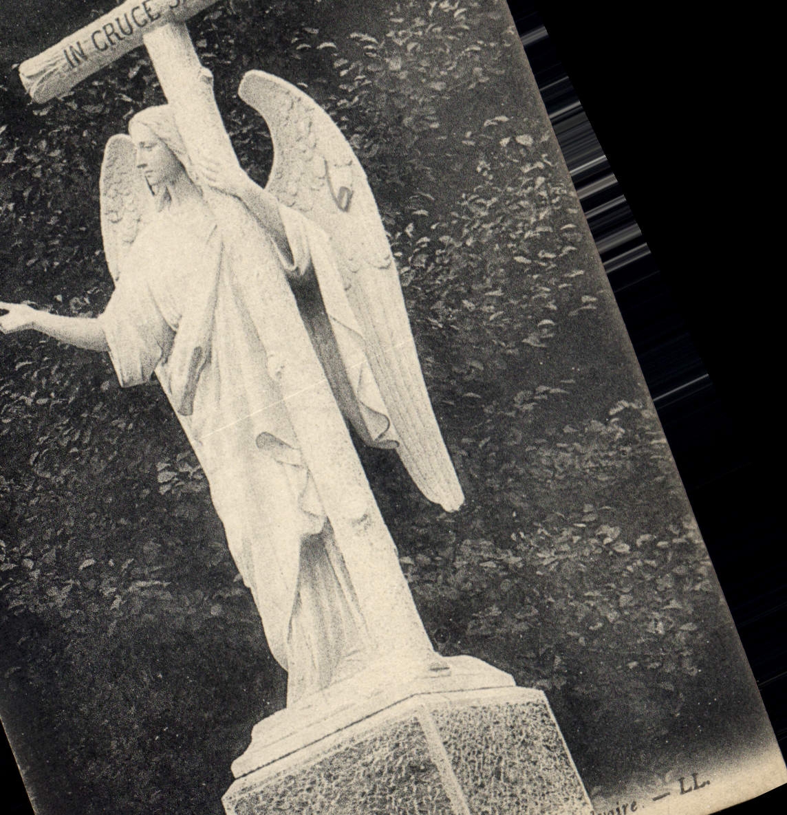 CPA Lourdes L'ange a l'entree du calvaire