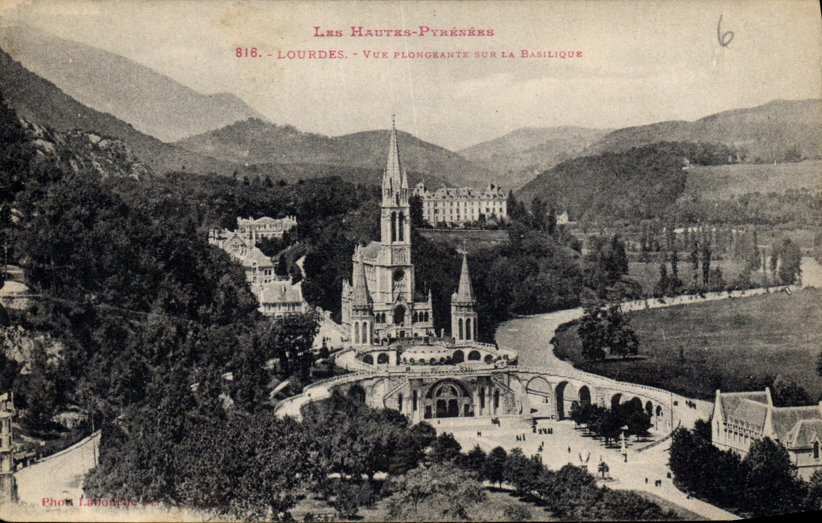 CPA Les Hautes Pyrenees Lourdes vue plongeante sur la Basilique 