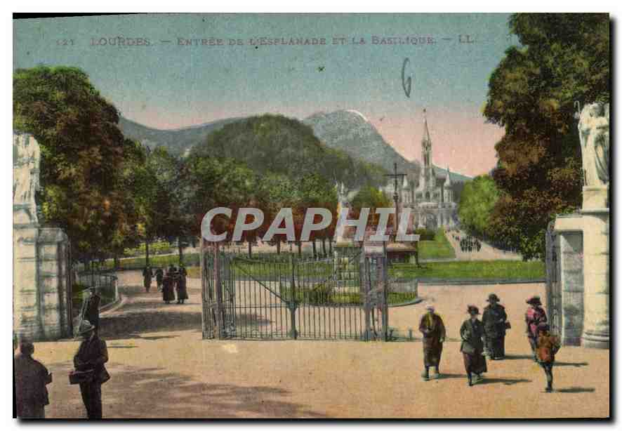CPA Lourdes Entree de l'Esplanade et la Basilique 