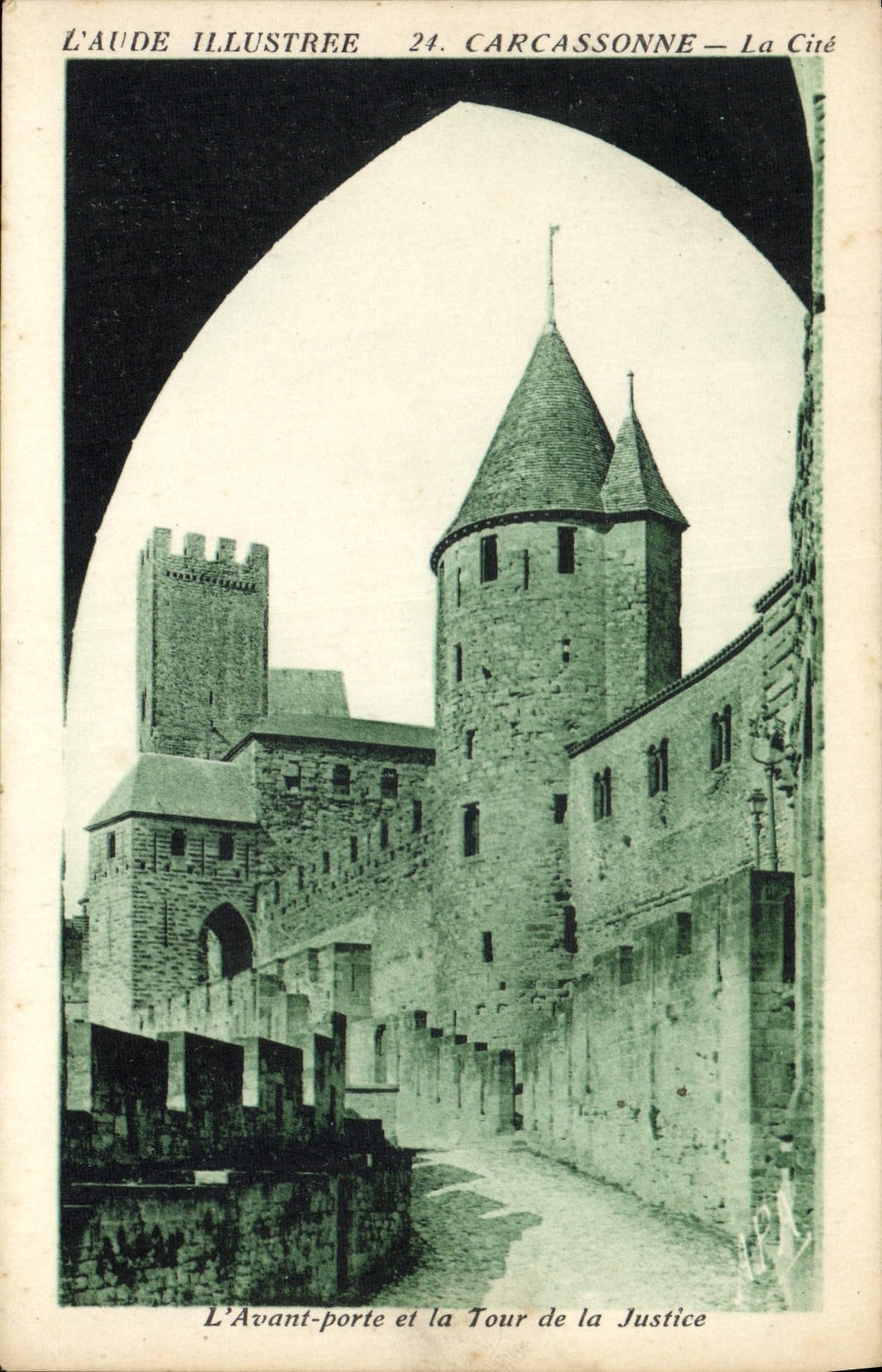 CPA L'Aude Illustree Carcassonne l'Avant Porte et la Tour de la Justice 