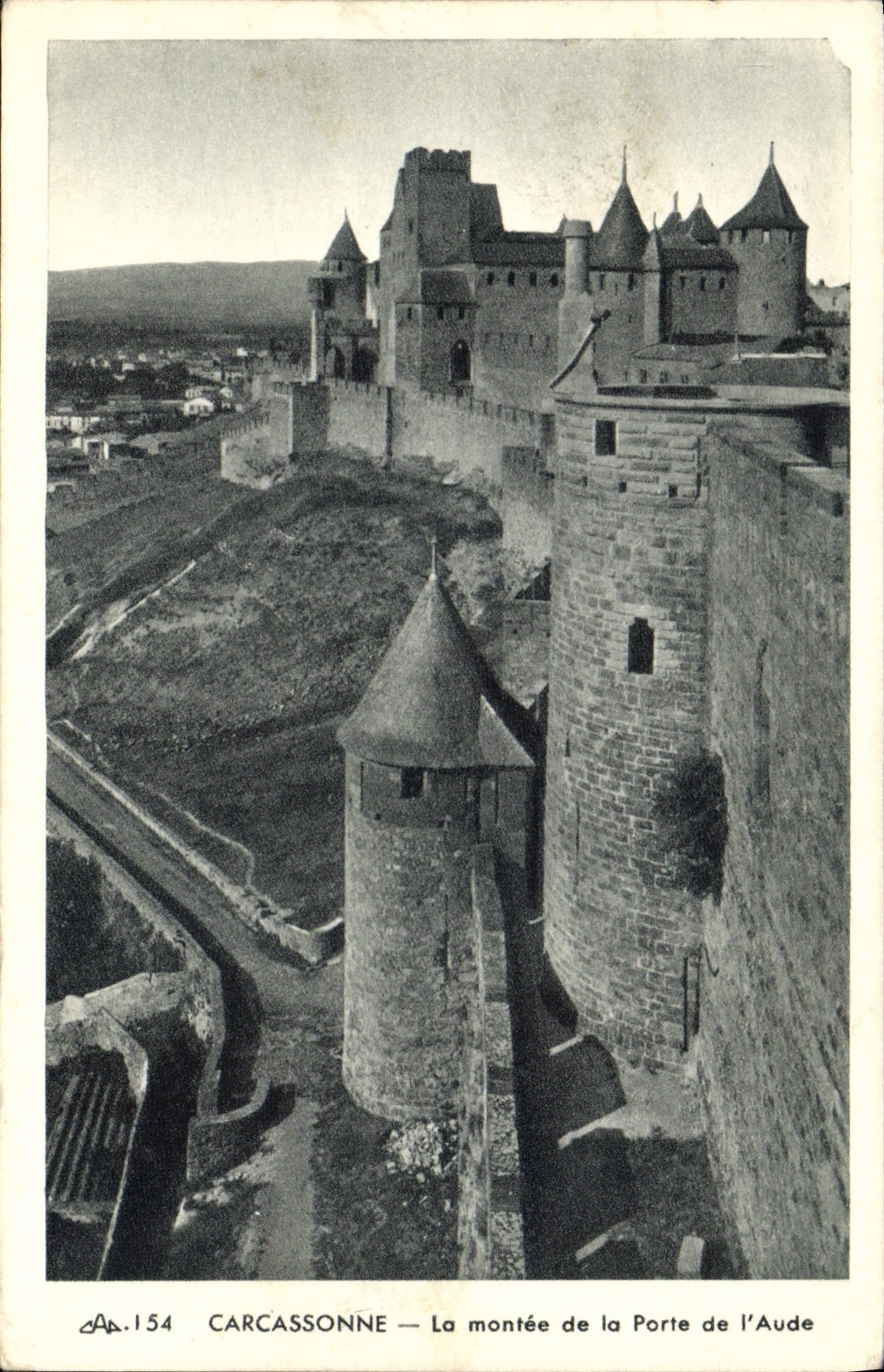 CPA Carcassonne la Montee de la Porte de l'Aude 
