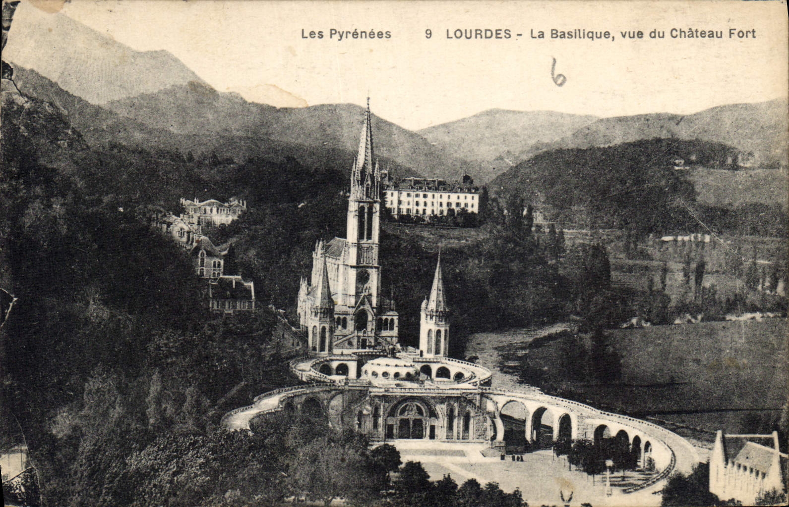 CPA Les Pyrenees Lourdes la Basilique vue du Chateau Fort 