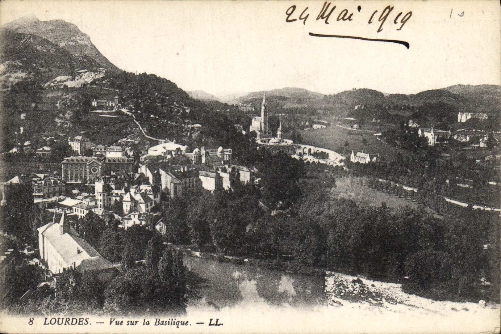 Lourdes — Vue sur la Basilique — LL.