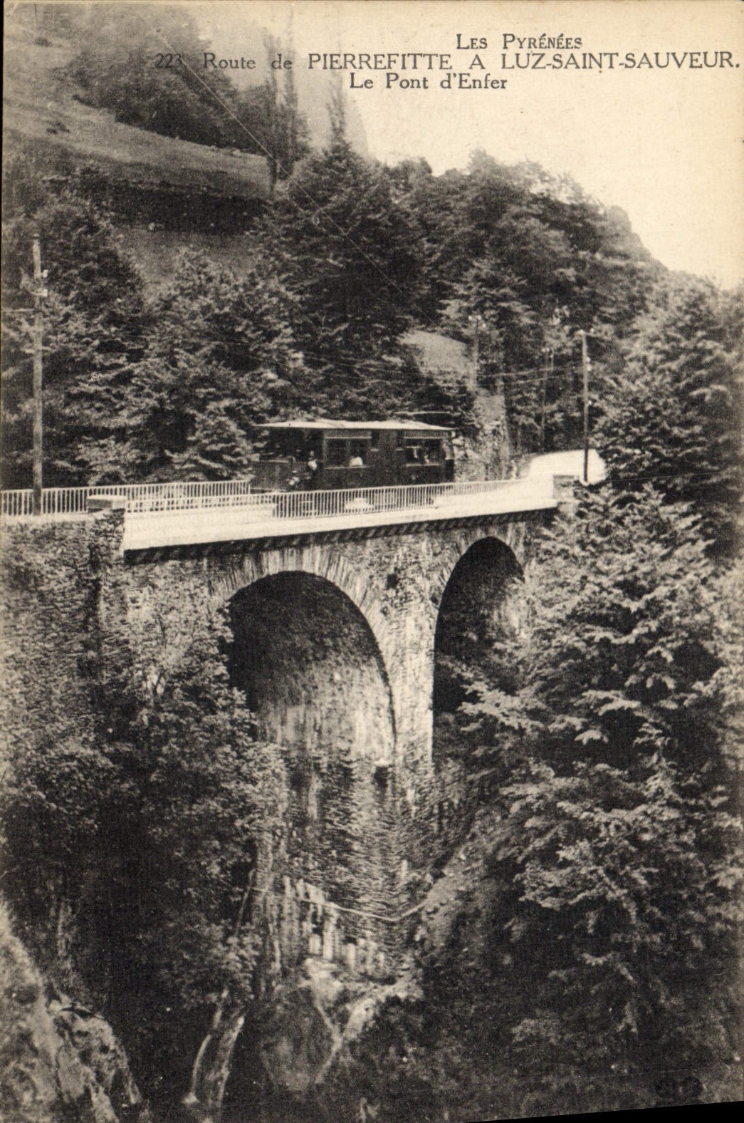 CPA Les Pyrenees Route de Pierrefitte a Luz Saint Sauveur le Pont d'Enfer Funiculaire Train