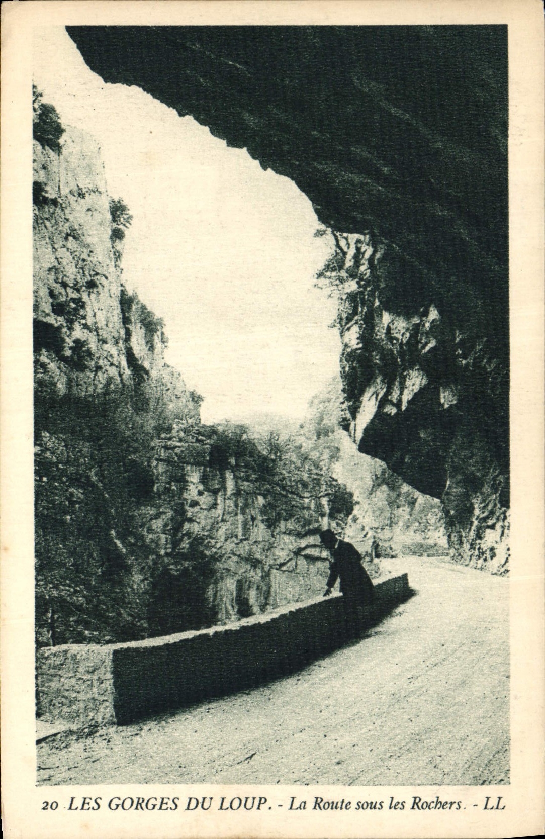 CPA Les Gorges du Loup la Route sous les Rochers 