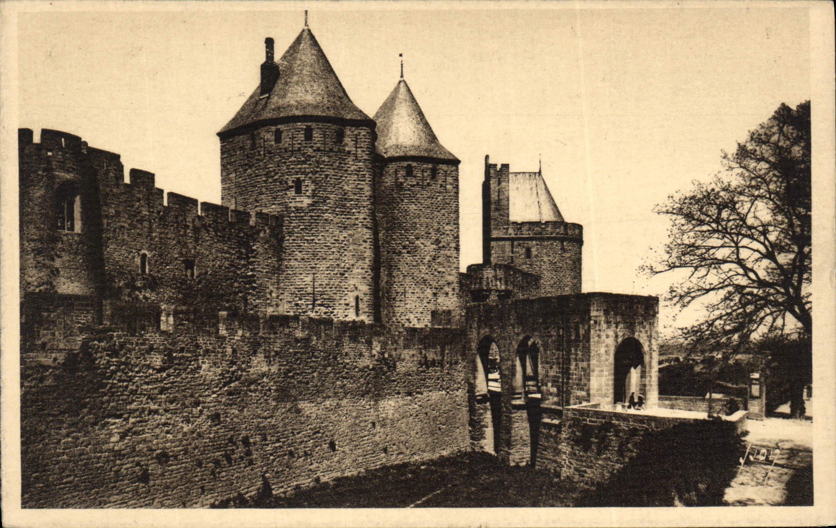 Carcassonne (Aude) - La Cité — L'Entrée du Château - Porte Narbonnaise — Les Éditions d'Art V. Dill - Paris