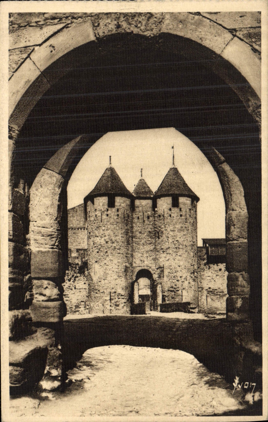 CPA Carcassonne Aude La Cite Entree du Chateau la Barbacane 