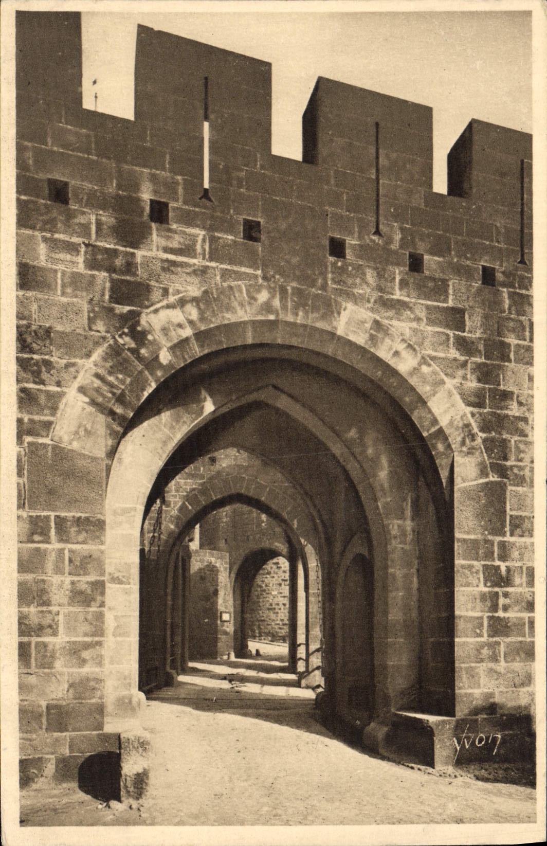 CPA La Douce France Carcassonne Aude La Cite Porte Narbonnaise le Pont levis 