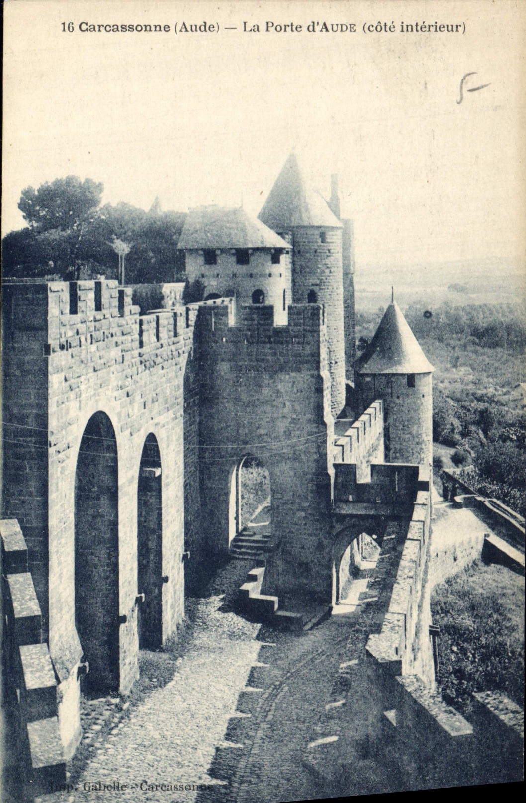 CPA Carcassonne Aude La Porte d'Aude cote interieur 