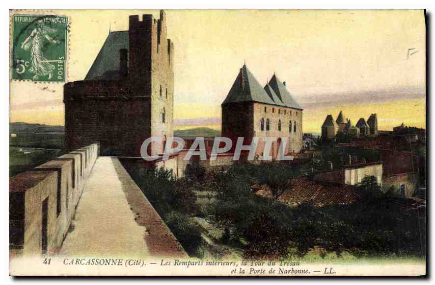CPA Carcassonne Cite Les Remparts interieurs la Tour du Tresau et la Porte de Narbonne 