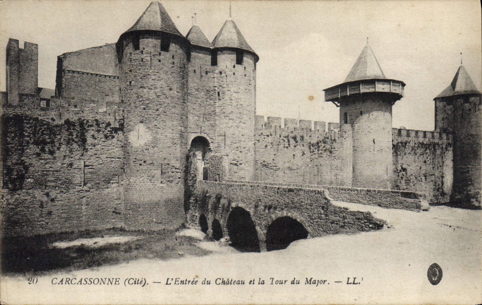 CPA Carcassonne Cite L'Entree du Chateau et la Tour du Major 