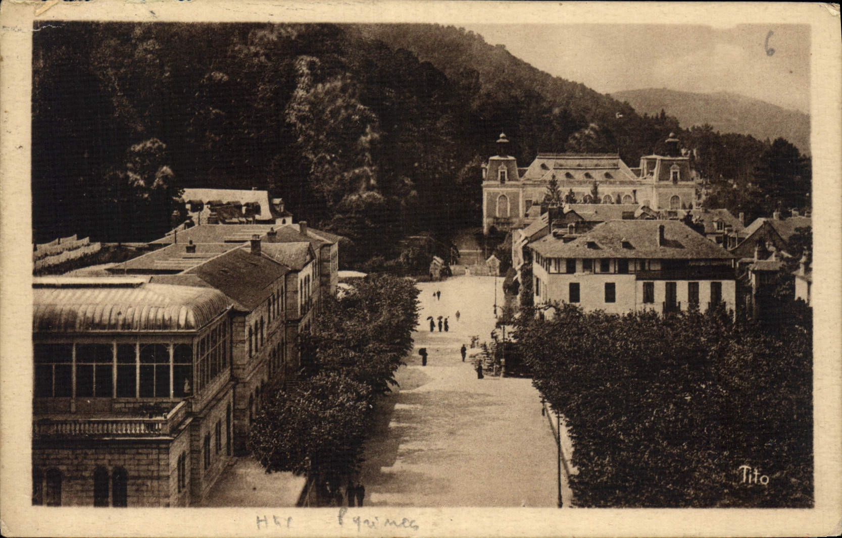 Bagnères-de-Bigorre — Blick auf die Thermalbäder und das Casino — Tito