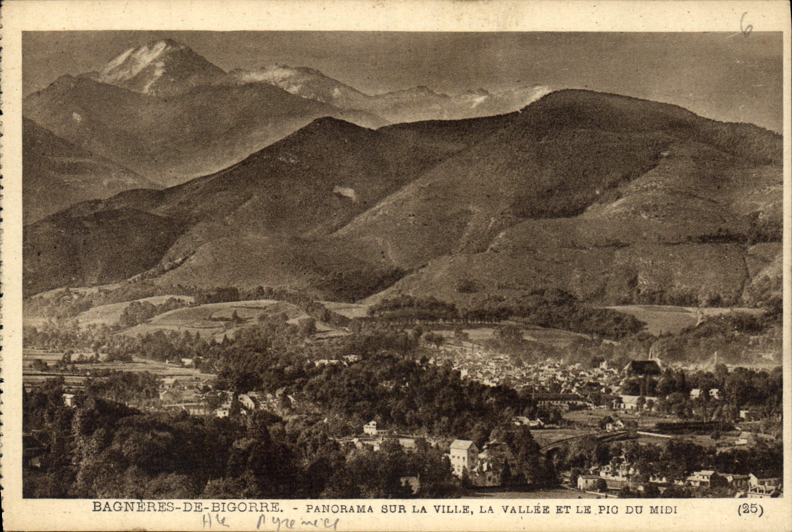 Bagnères-de-Bigorre — Panorama sur la ville, la vallée et le Pic du Midi — Héloïggravure Labouche frères, Toulouse (25)