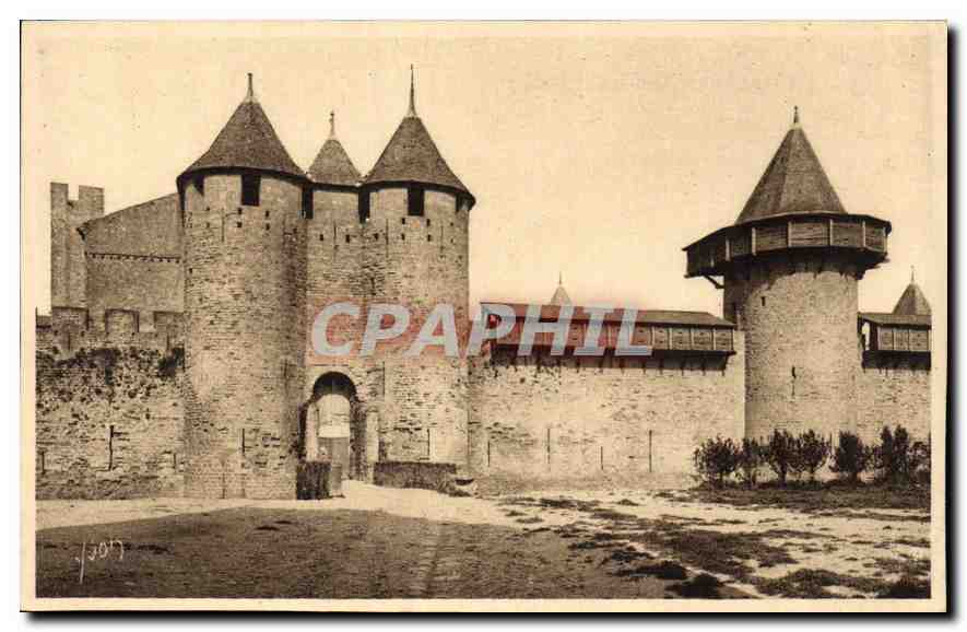 CPA La Douce France Carcassonne Aude La Cite L'Entree du Chateau 