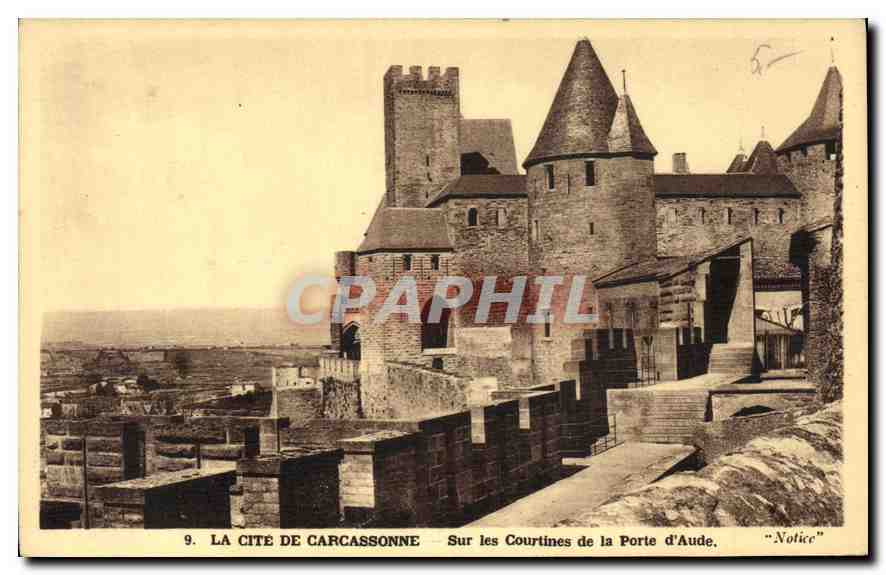 CPA La Cite de Carcassonne Sur les Courtines de la Porte d'Aude 