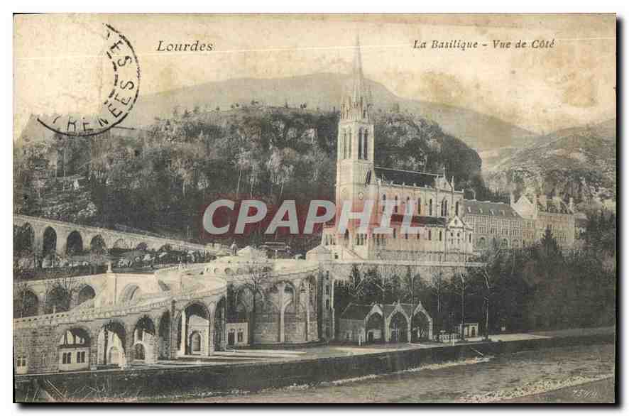 CPA Lourdes la Basilique vue du Cote 