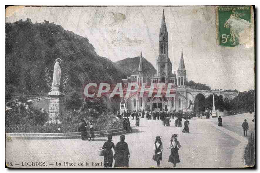 CPA Lourdes la Place de la Basilique 