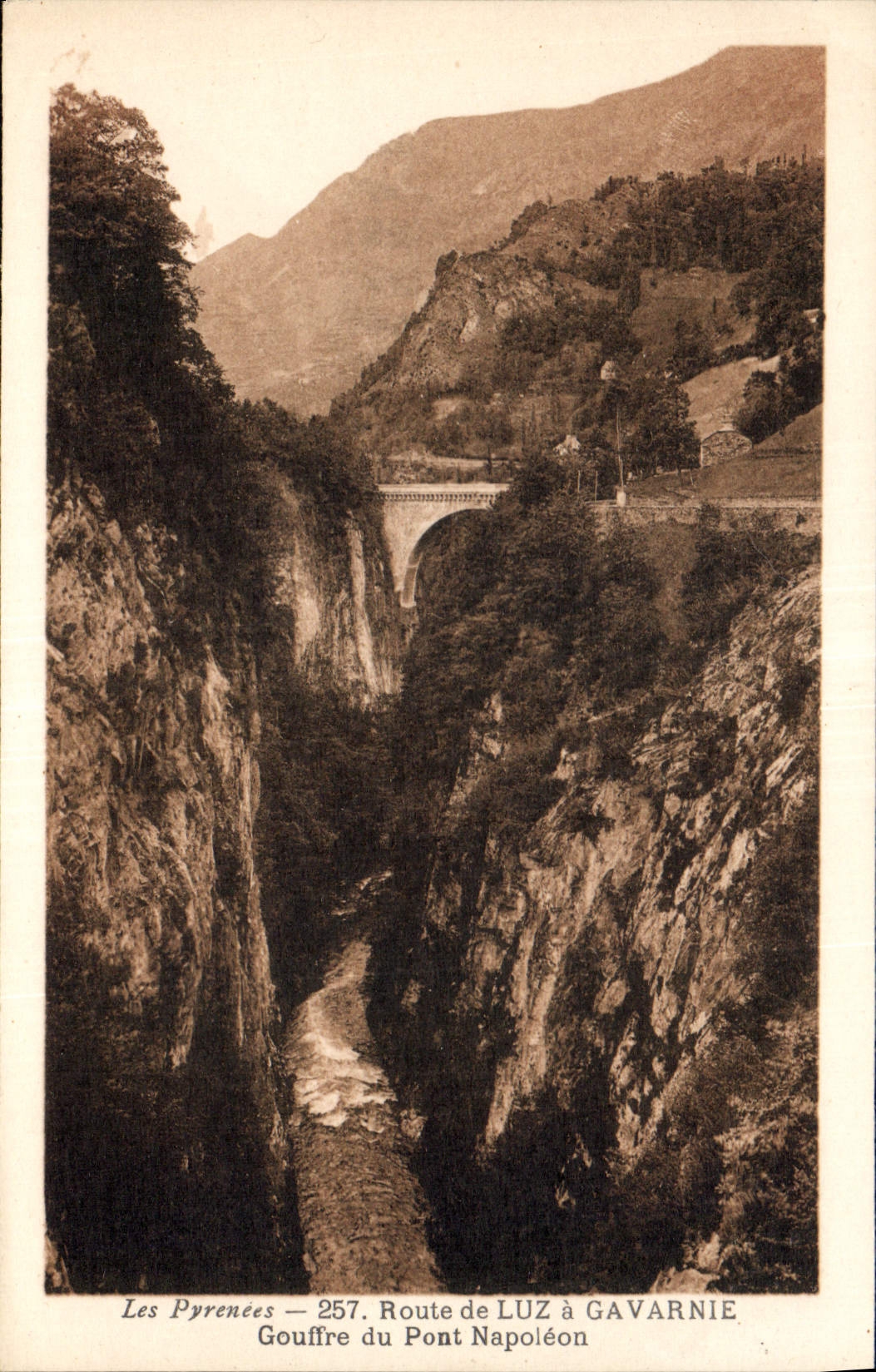 Les Pyrénées — Gouffre du Pont Napoléon — Route de Luz à Gavarnie — n° 257