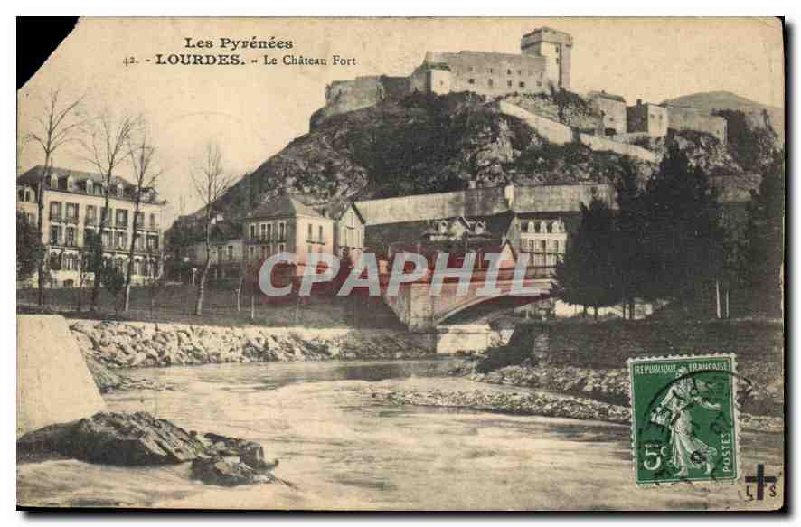 CPA Les Pyrenees Lourdes le Chateau Fort 