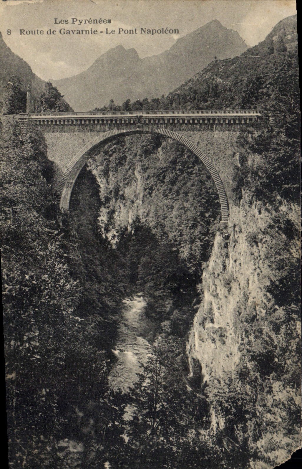 CPA Les Pyrenees Route de Gavarnie Le Pont Napoleon 