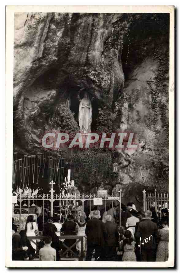 CPA Lourdes Htes Pyrenees La Grotte Miraculeuse et la statue de la Vierge 