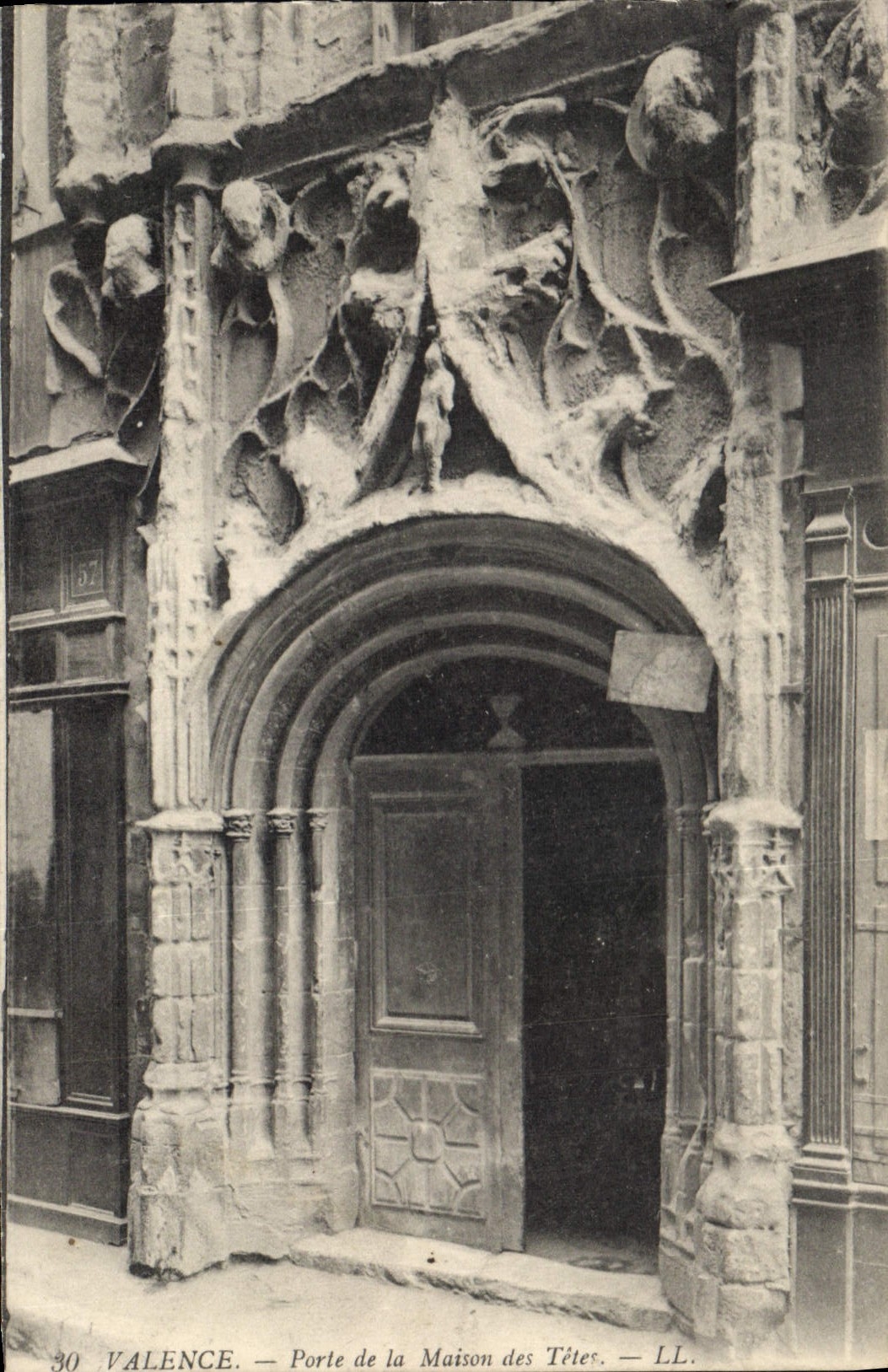 CPA Valence Porte de la Maison des Tetes 