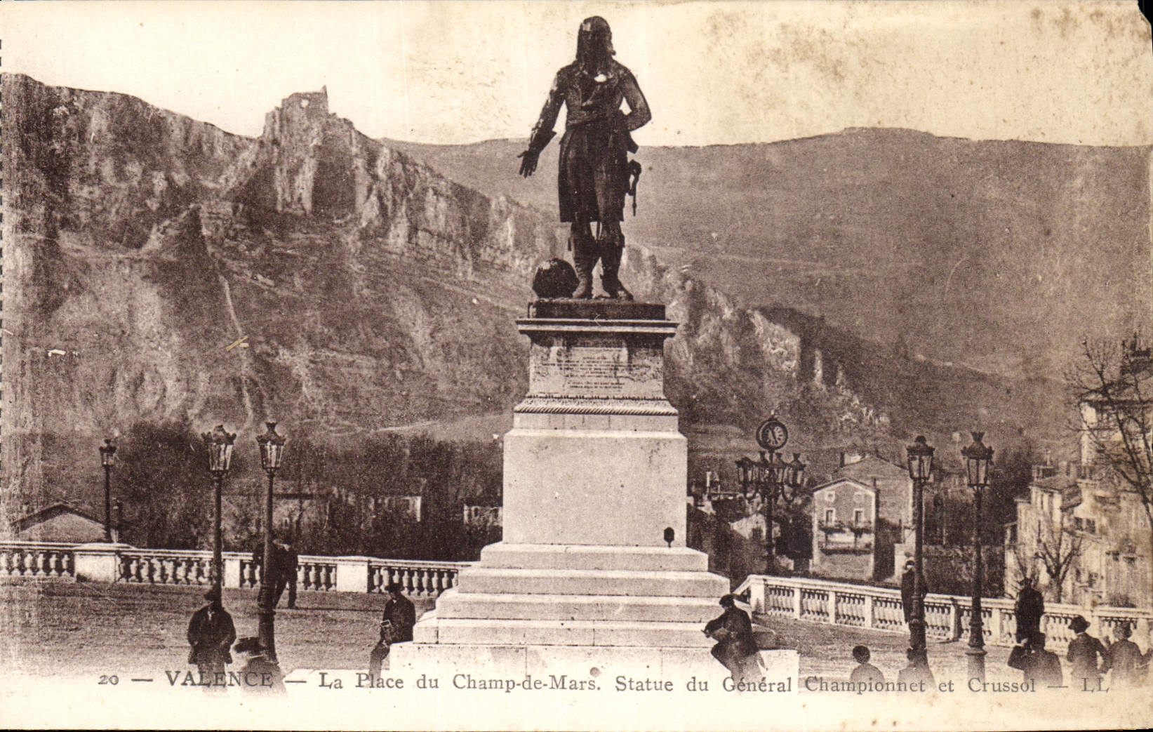 Valence — La Place du Champ-de-Mars. Statue du Général Championnet et Crussol — L.L.