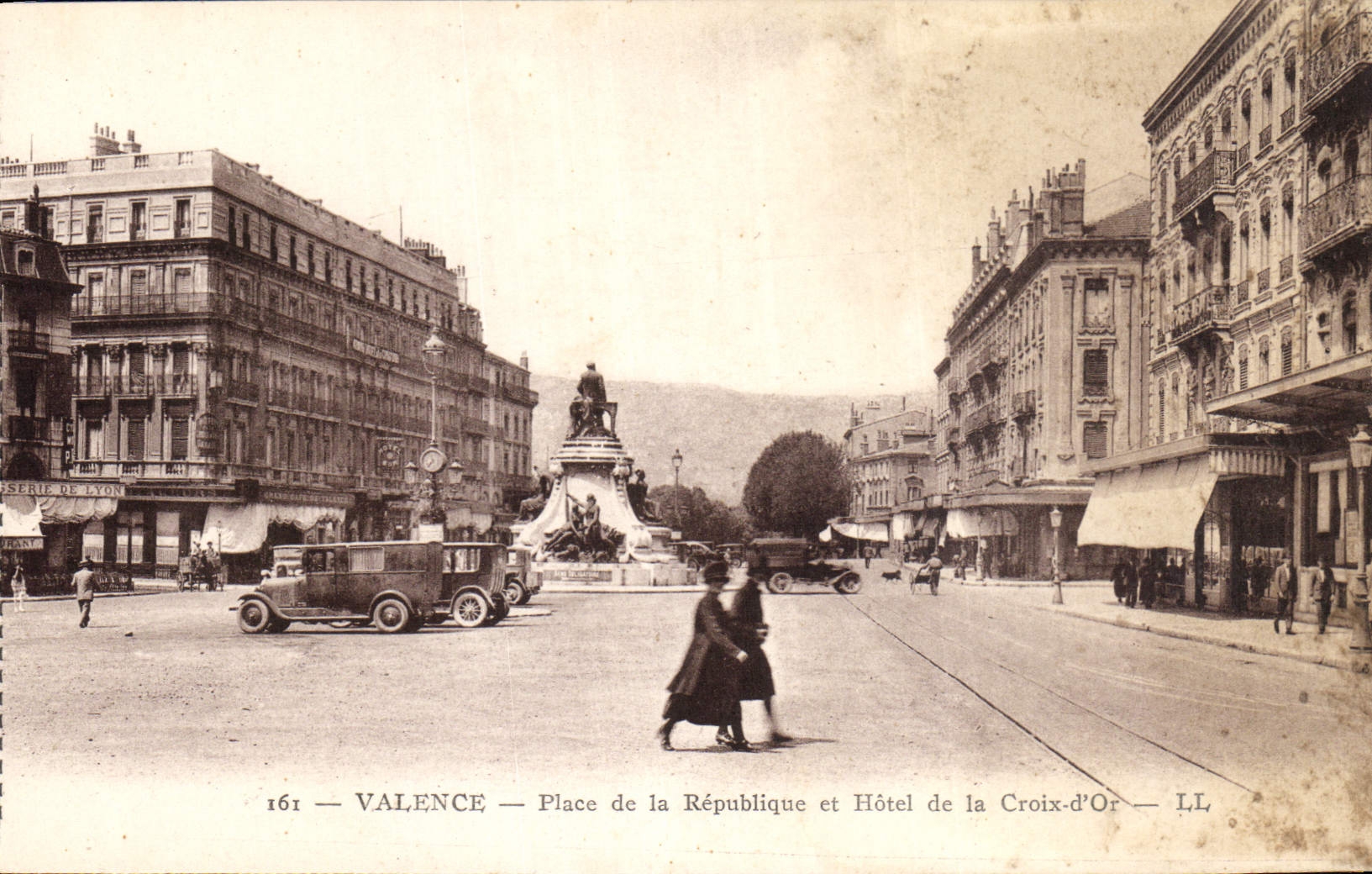 CPA Valence Place de la Republique et Hotel de la Croix d'Or 