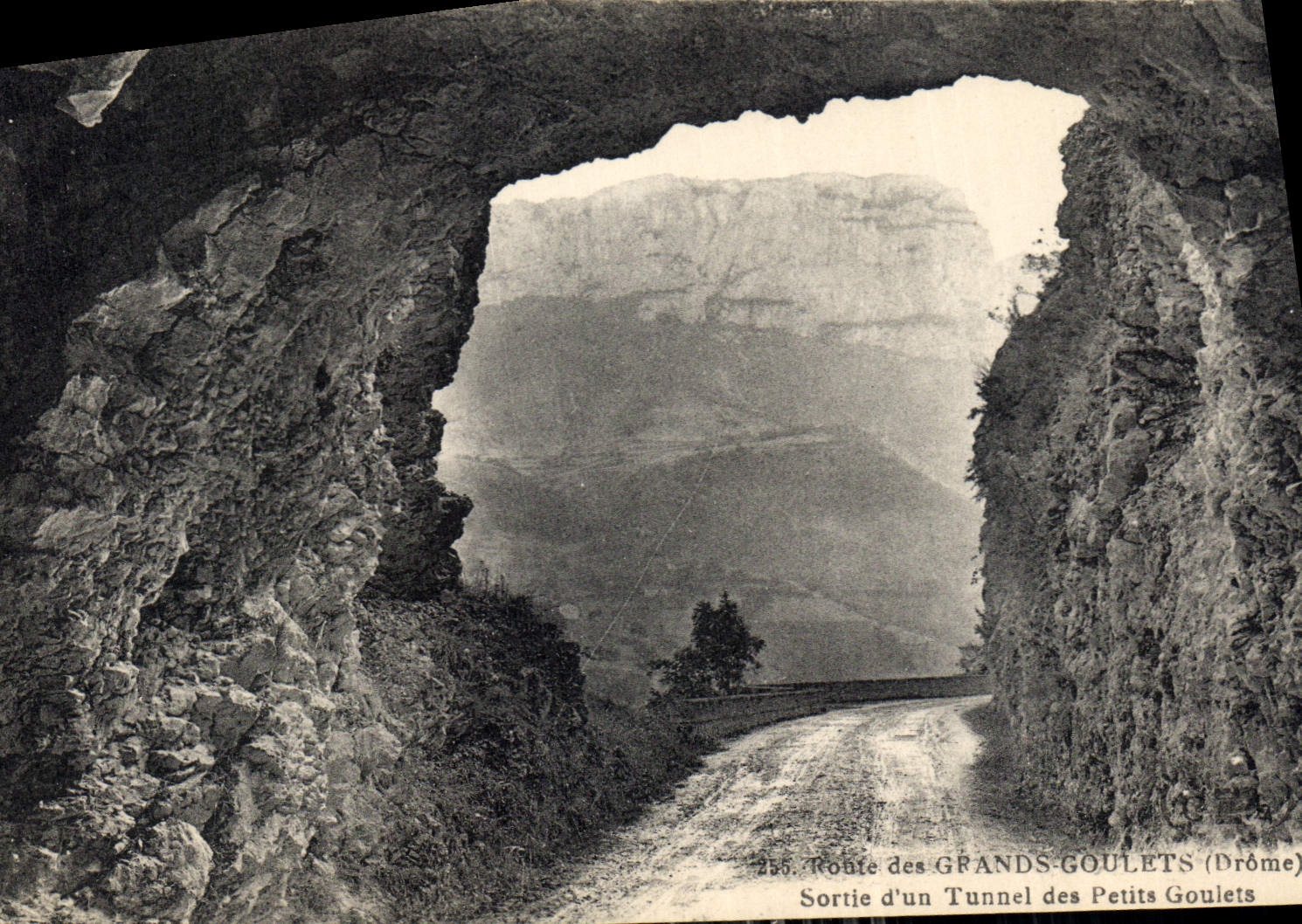 Sortie d'un Tunnel des Petits Goulets — Route des Grands-Goulets (Drôme) — n°255