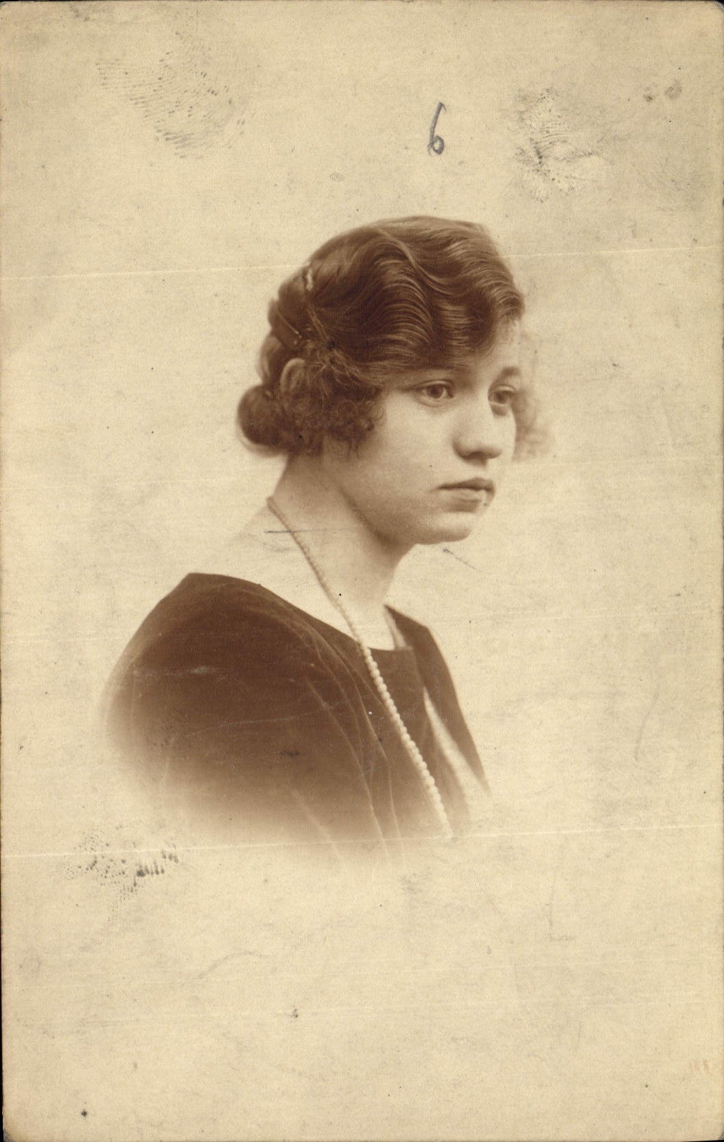 Jeune femme — portrait en buste — Photo E. Deran, Versavel
