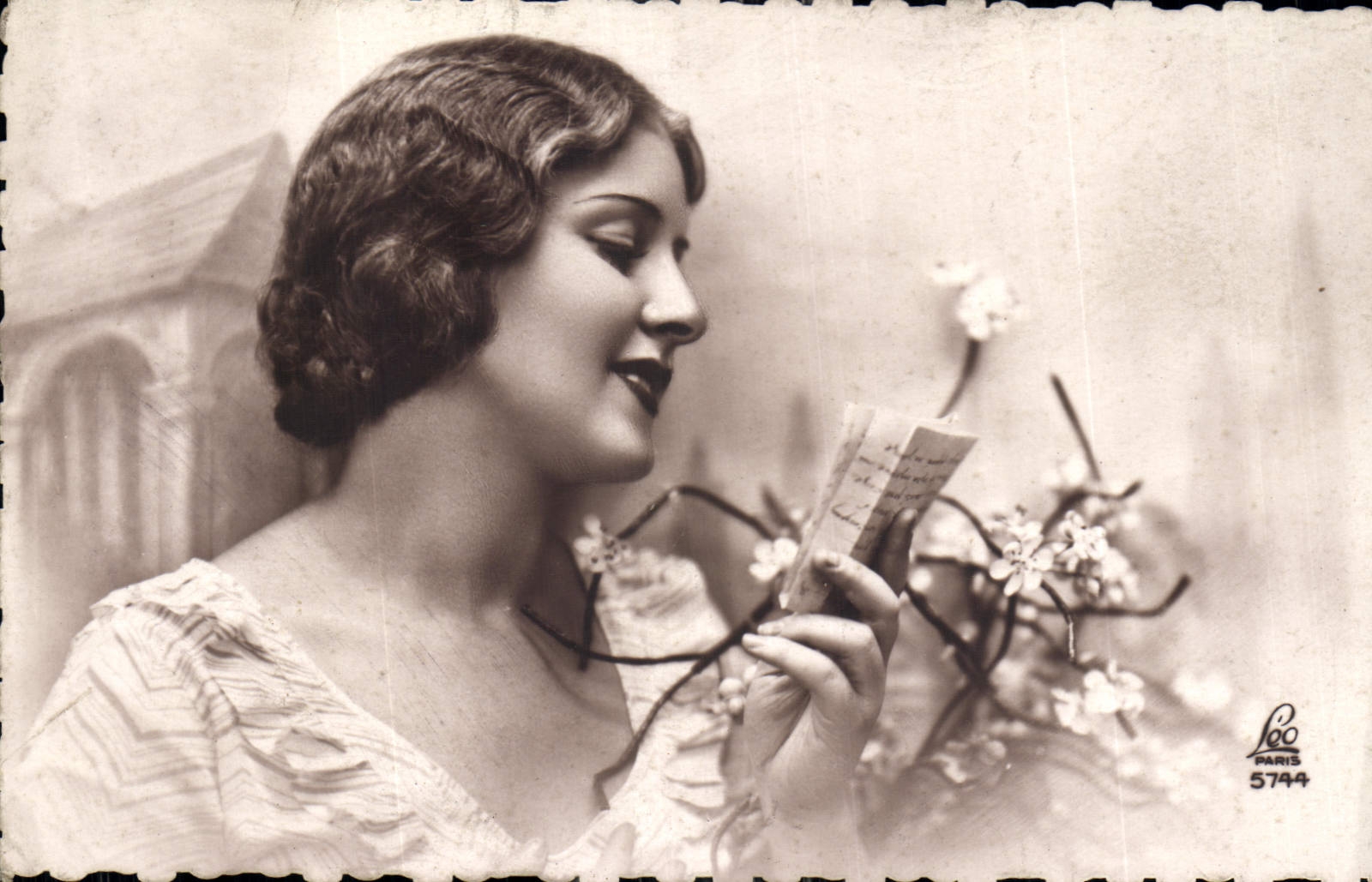 Femme lisant une lettre — décor de fleurs — Léo Paris 5744