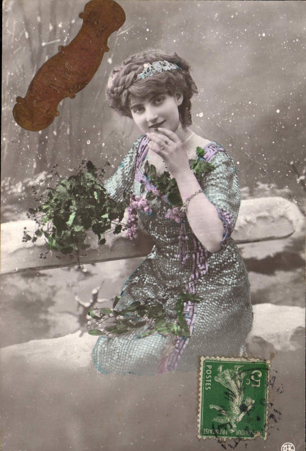 Jeune femme en robe à motifs — dans un décor hivernal — éditée par la Société Anonyme des Cartes Postales Françaises - Anverso