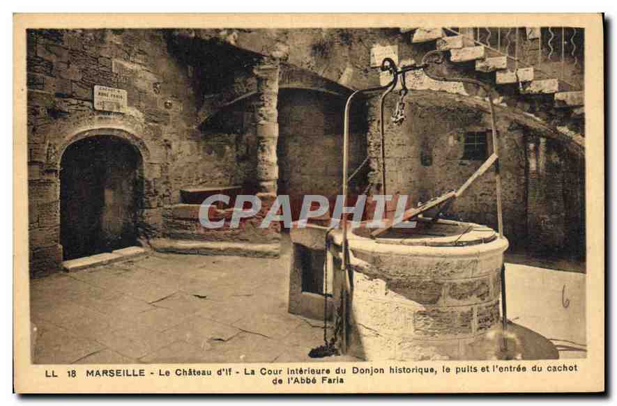 CPA Marseille le Chateau d'If la cour interieure du Donjon historique le puits et l'entree du cachot