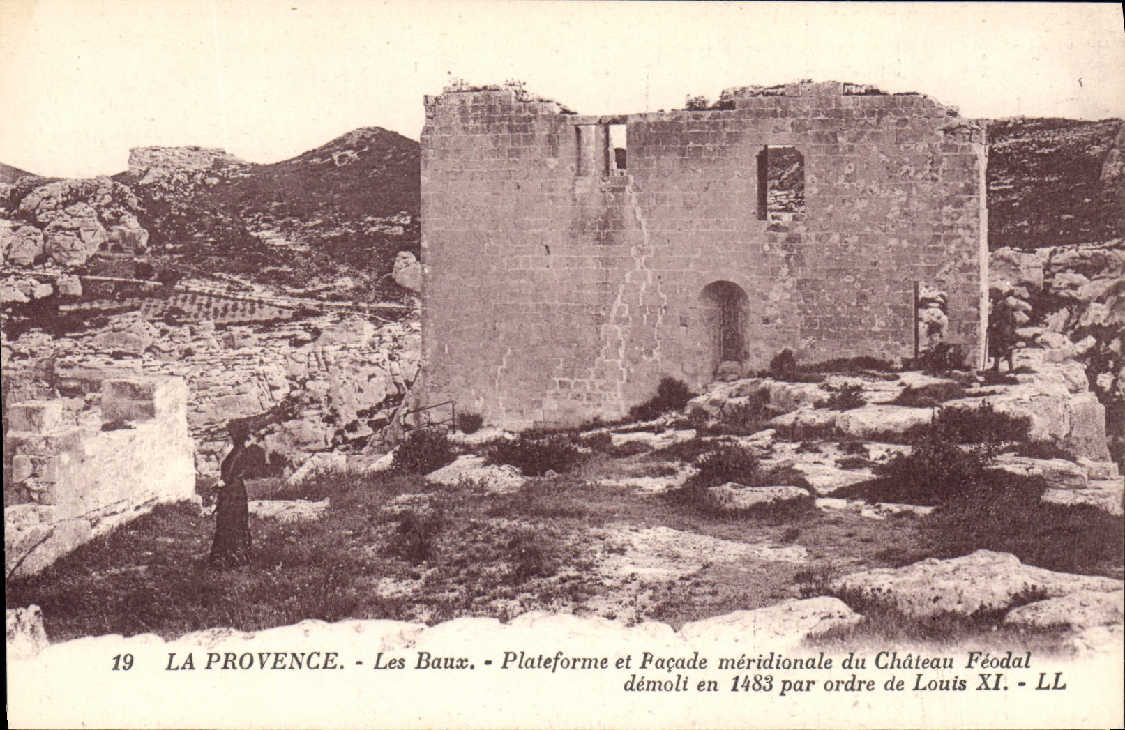 Les Baux - Plateforme et façade méridionale du château féodal démoli en 1483 par ordre de Louis XI - LL