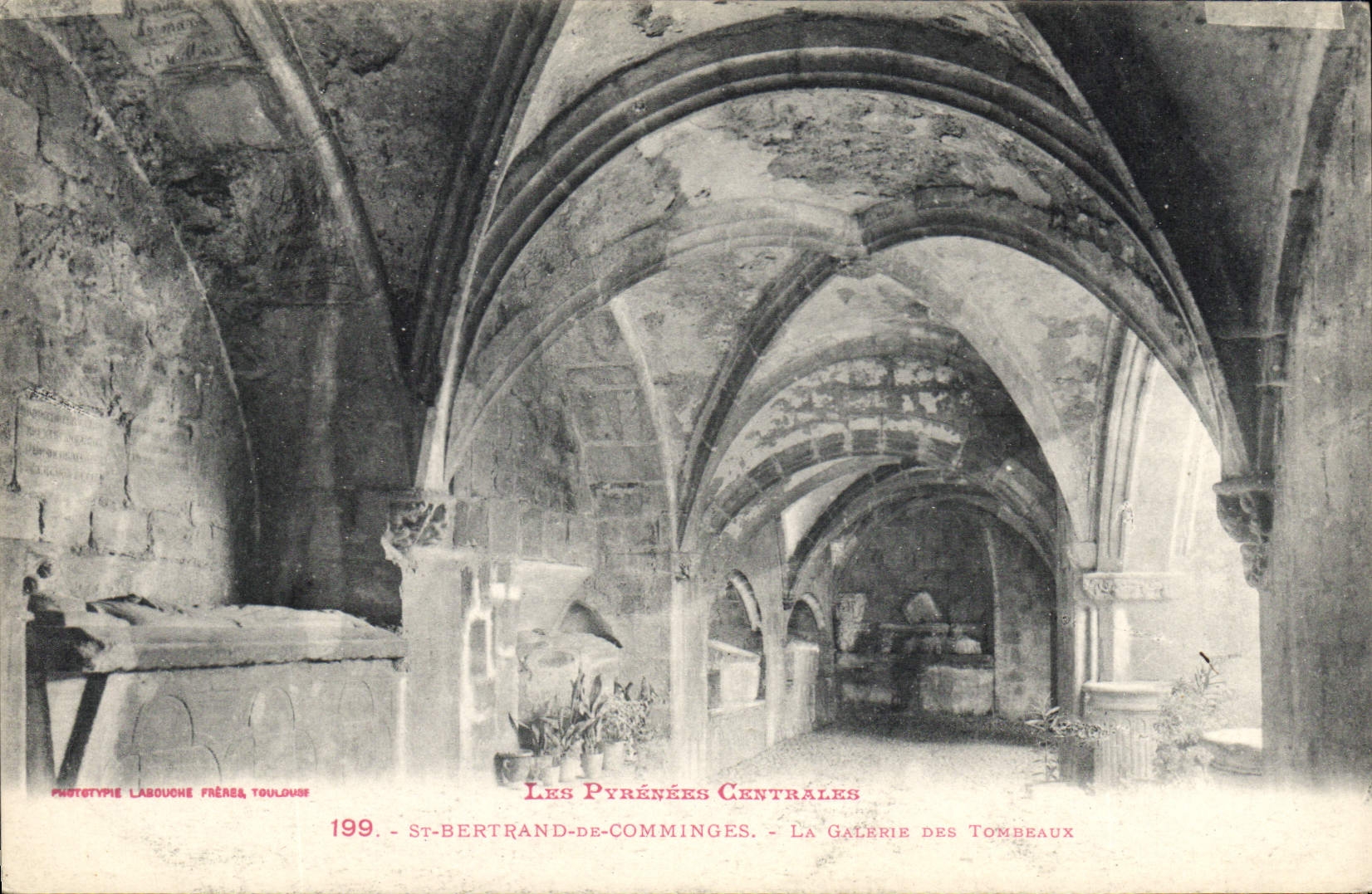 CPA Les Pyrenees Centrales St Bertrand de Comminges la galerie des tombeaux