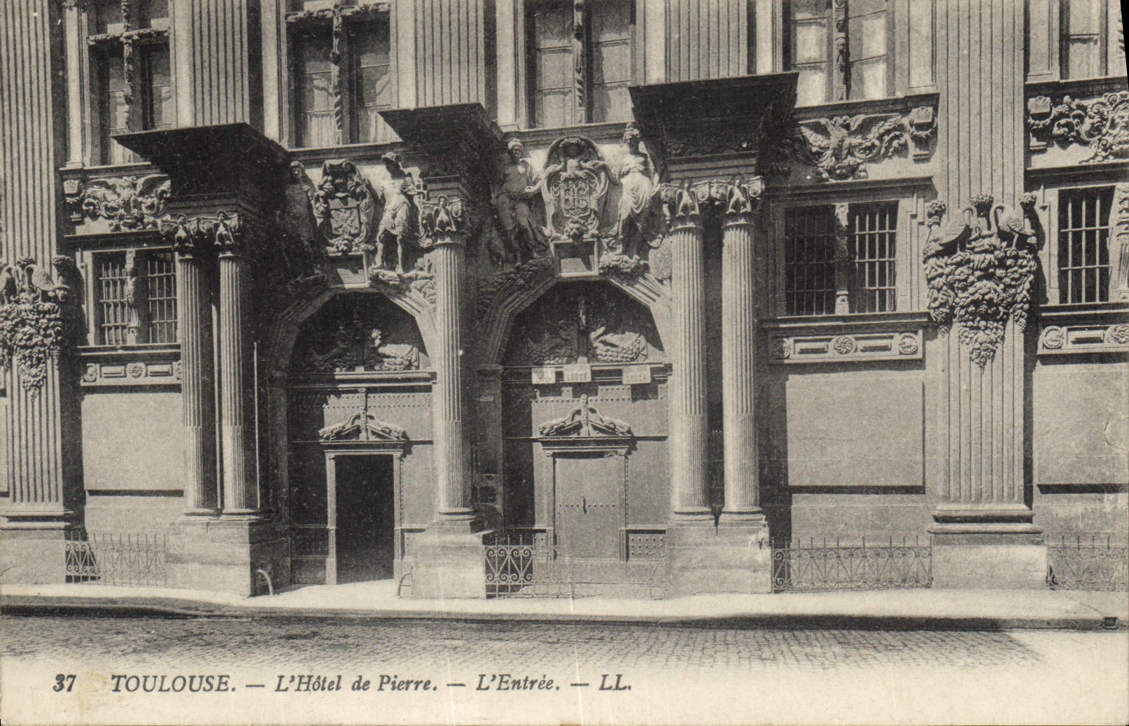Toulouse — L'Hôtel de Pierre — L'Entrée — LL.