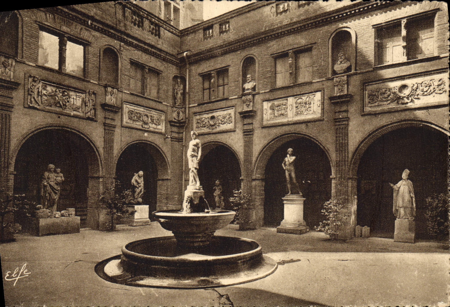 Cour Renaissance — Musée Petit Cloitre — Toulouse