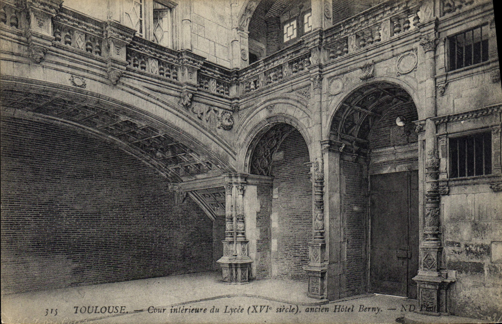 Toulouse — Cour intérieure du Lycée (XVIe siècle), ancien Hôtel Berny — N.D. Paul