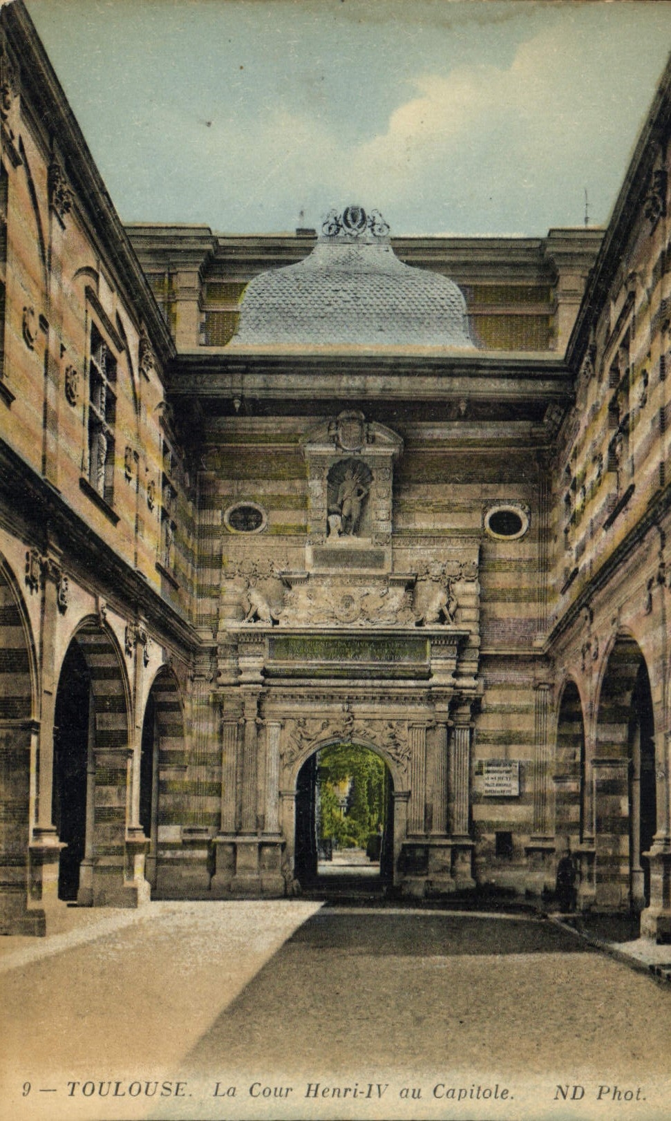 Toulouse — La Cour Henri-IV au Capitole — ND Phot.