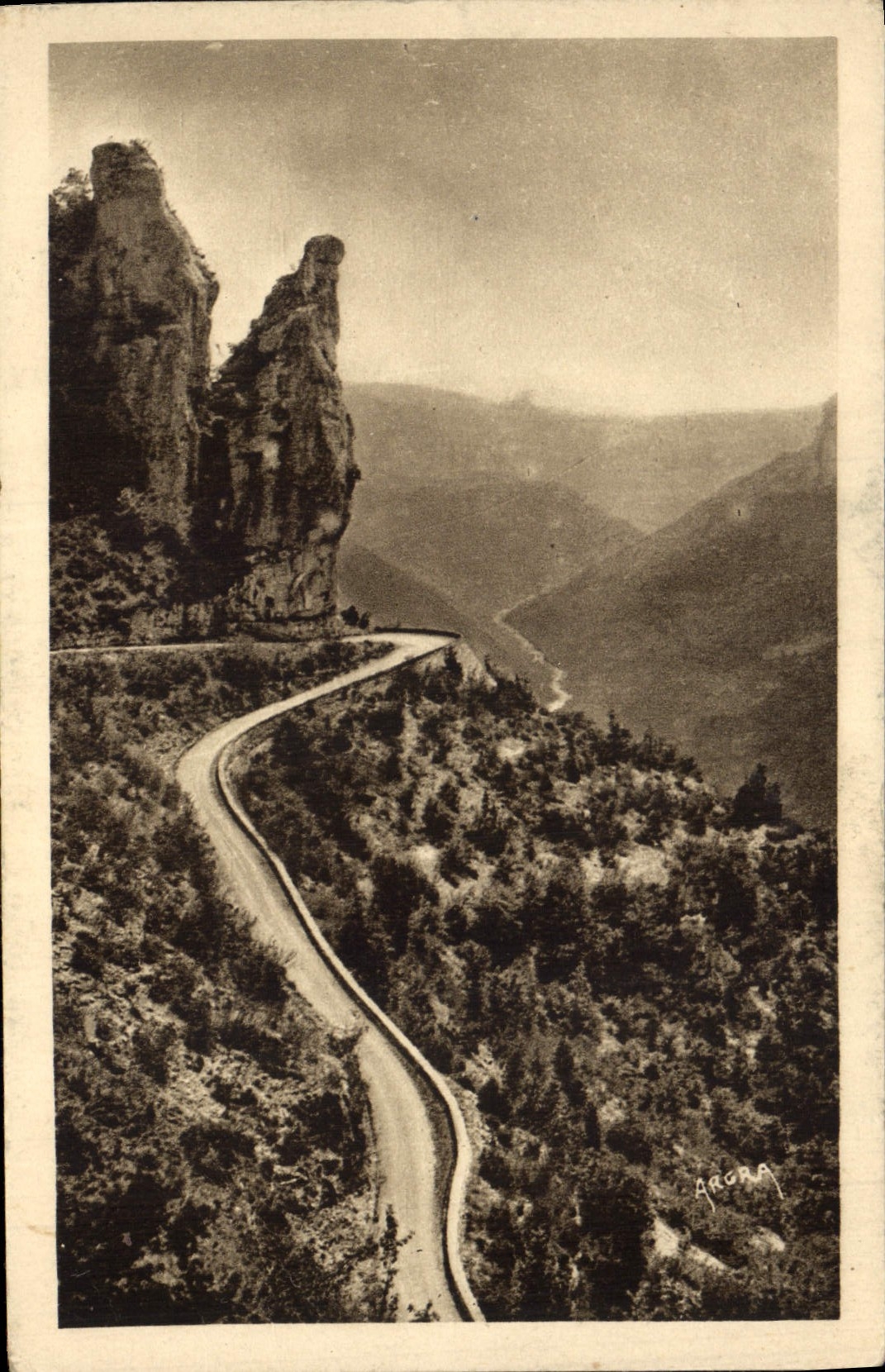 Gorges du Tarn — Route des Vignes au Causse Méjean — Les Arts Graphiques, Toulouse