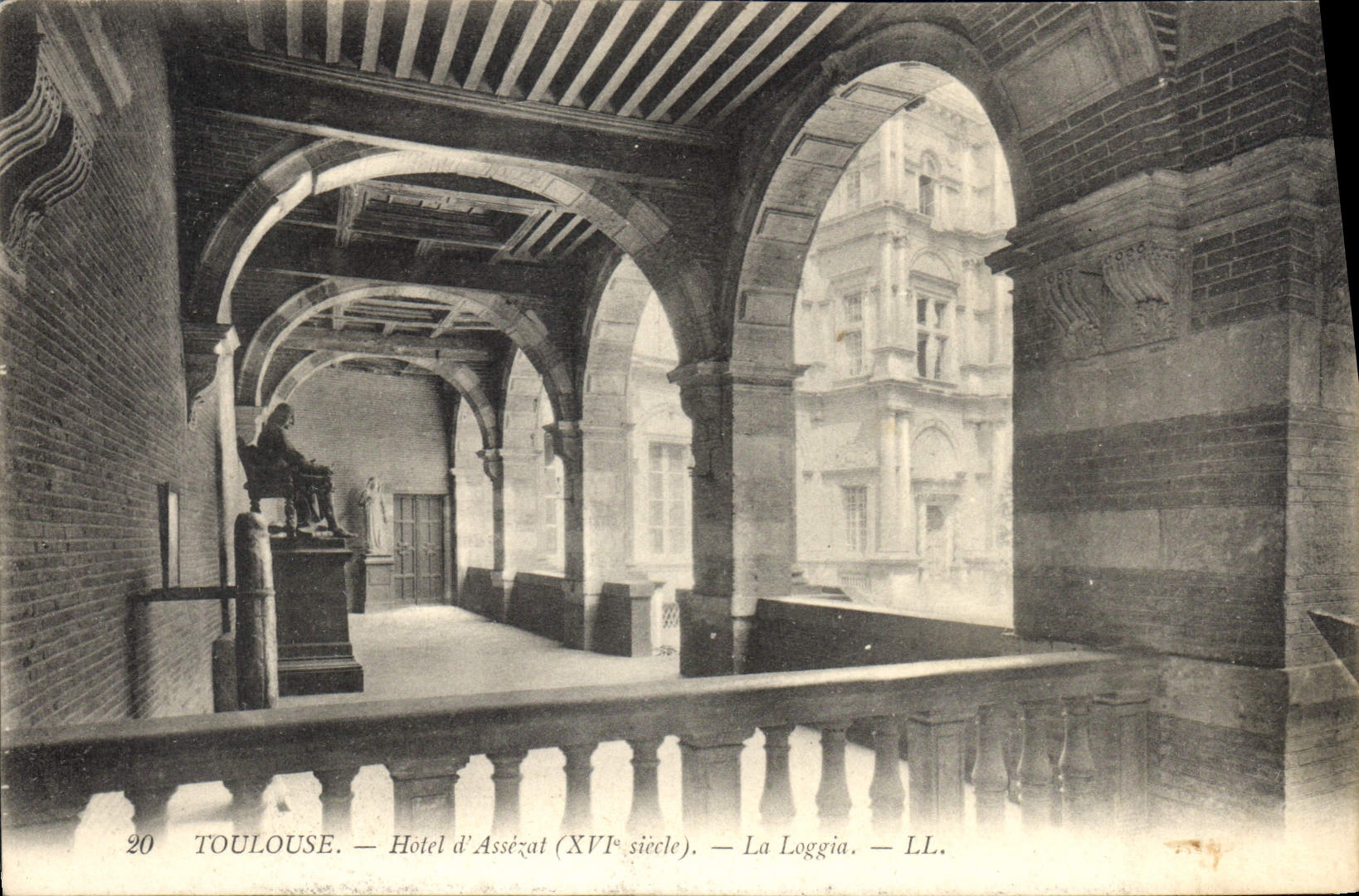 Toulouse — Hôtel d'Assézat (XVIIe siècle) — La Loggia — LL.