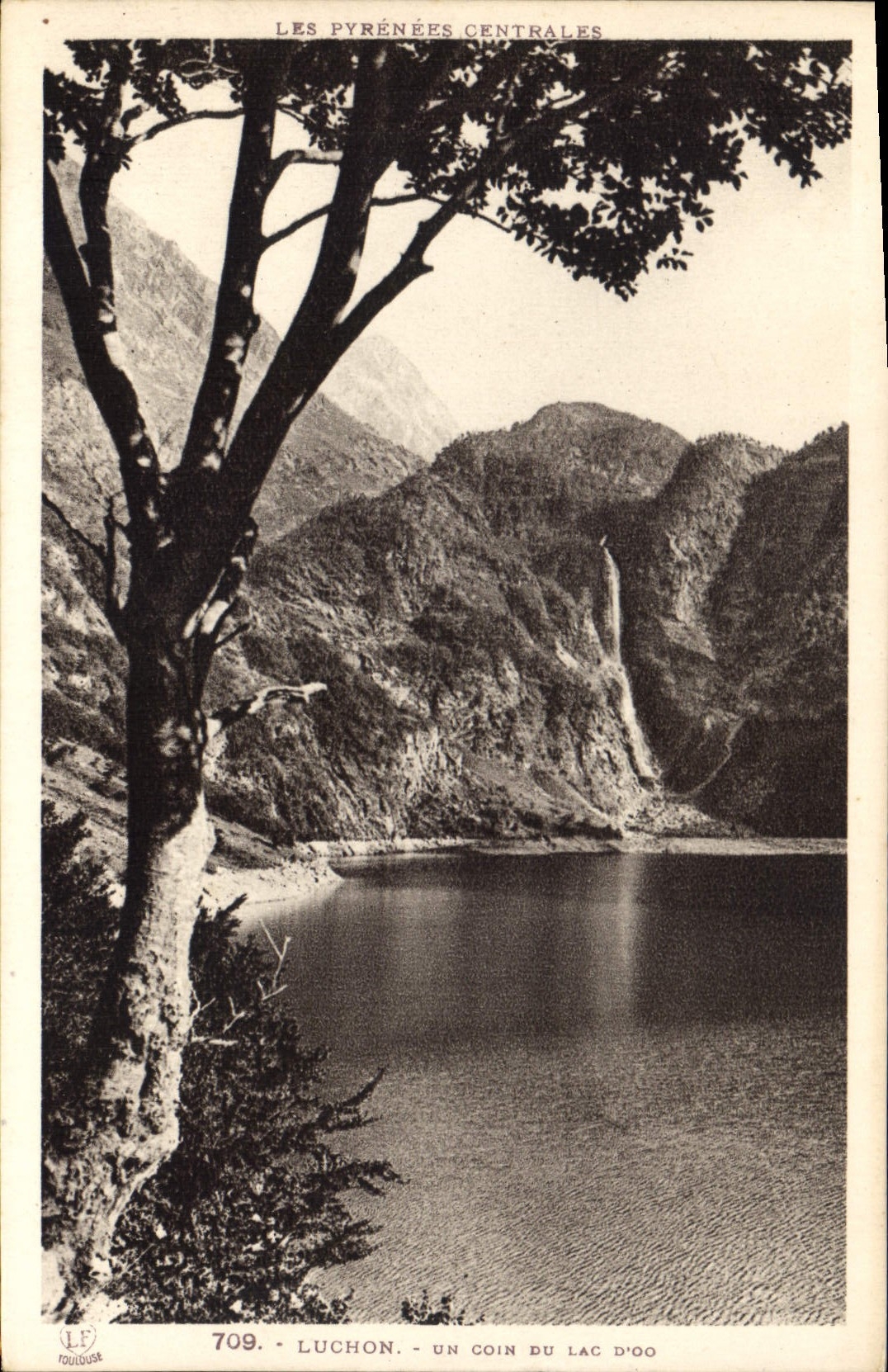 CPA Les Pyrenees Centrales Luchon un coin du Lac d'Oo 