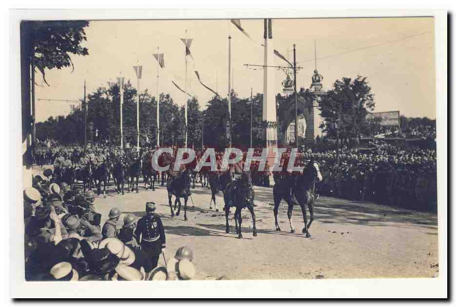 Parade militaire à cheval — foule en tenue de cérémonie — éditeur inconnu