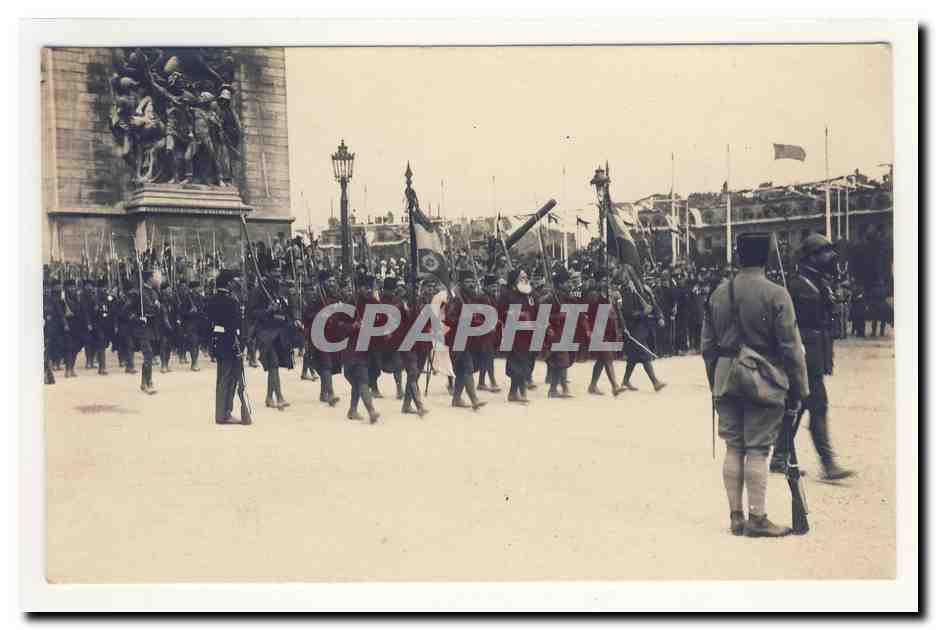 Marche de troupes vor dem Monument der Republik — Paris — Verlag unbekannt