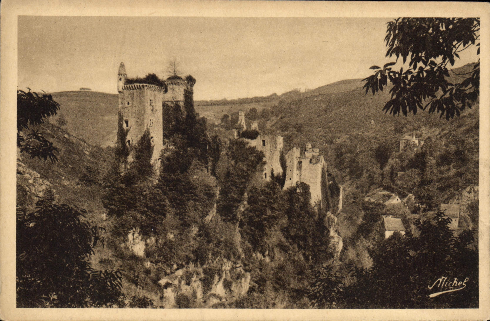 CPA Environs d'Argentat et de St Privat Correze Ruines de Merle sur la Maronne 
